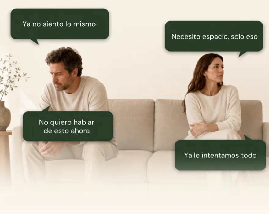 Pareja sentada en el mismo sofá, cada uno mirando hacia otro lado